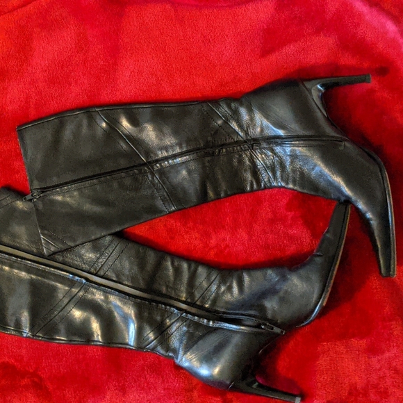 BCBG Stiletto boot - Picture 2 of 6